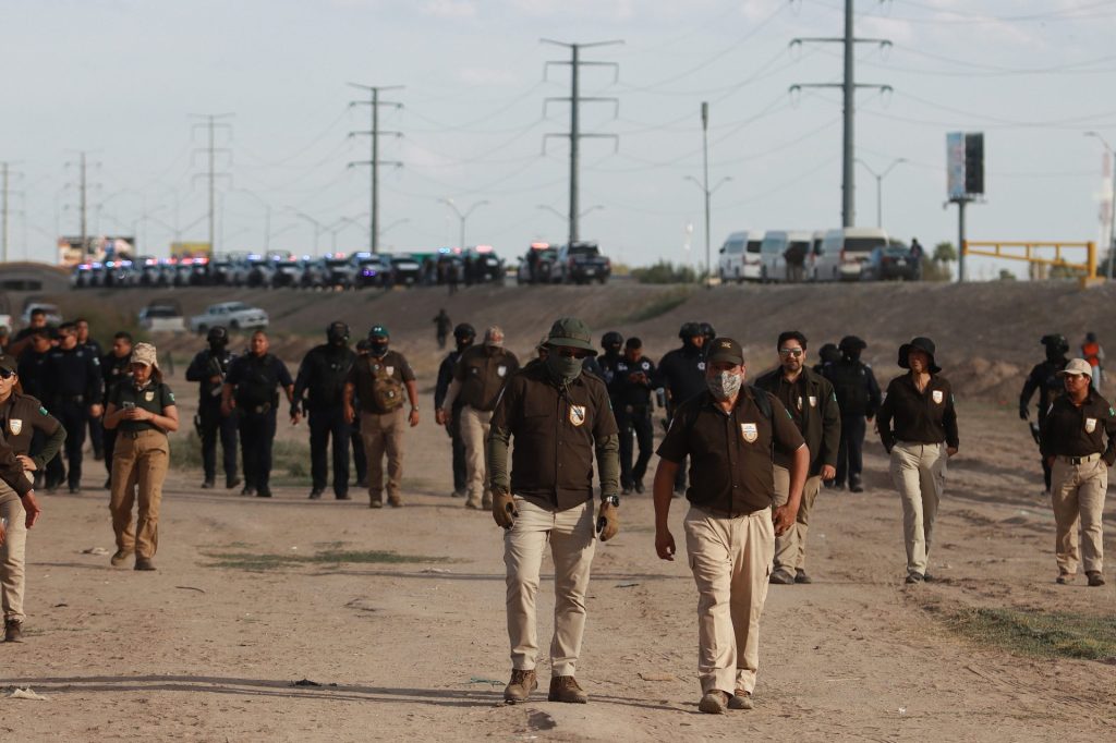 Integrantes del Instituto Nacional de Migración realizan un operativo, el 3 de octubre de 2023, frente a la puerta 23, del muro de la frontera en Ciudad Juárez, en Chihuahua (México). EFE/ Luis Torres
