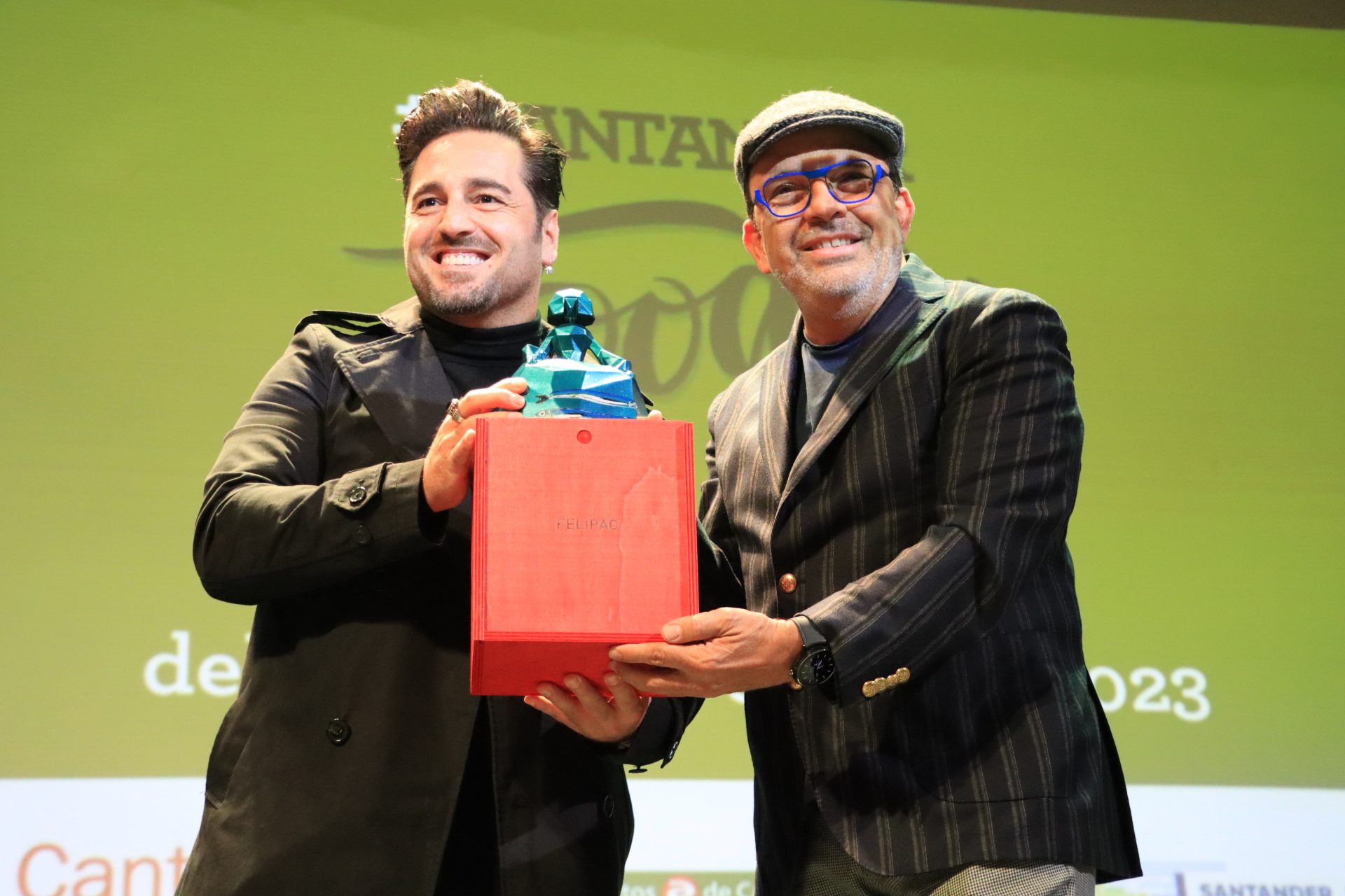 El cantante David Bustamante recibe el premio Bocarte de Plata 2023 da manos del chef Jesús Sánchez (d), durante el acto inaugural del evento gastronómico Santander Foodie celebrado este viernes en la capital cántabra. EFE/Celia Agüero.