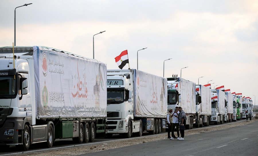 Camiones que transportan ayuda humanitaria con destino a la Franja de Gaza esperan pasar por el cruce fronterizo de Rafah, Egipto