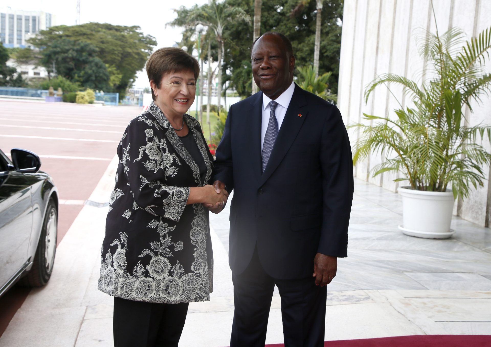 El presidente de Costa de Marfil, Alassane Ouattara, recibe a la directora gerente del FMI, Kristalina Georgieva, frente al palacio presidencial de Abiyán, Costa de Marfil.