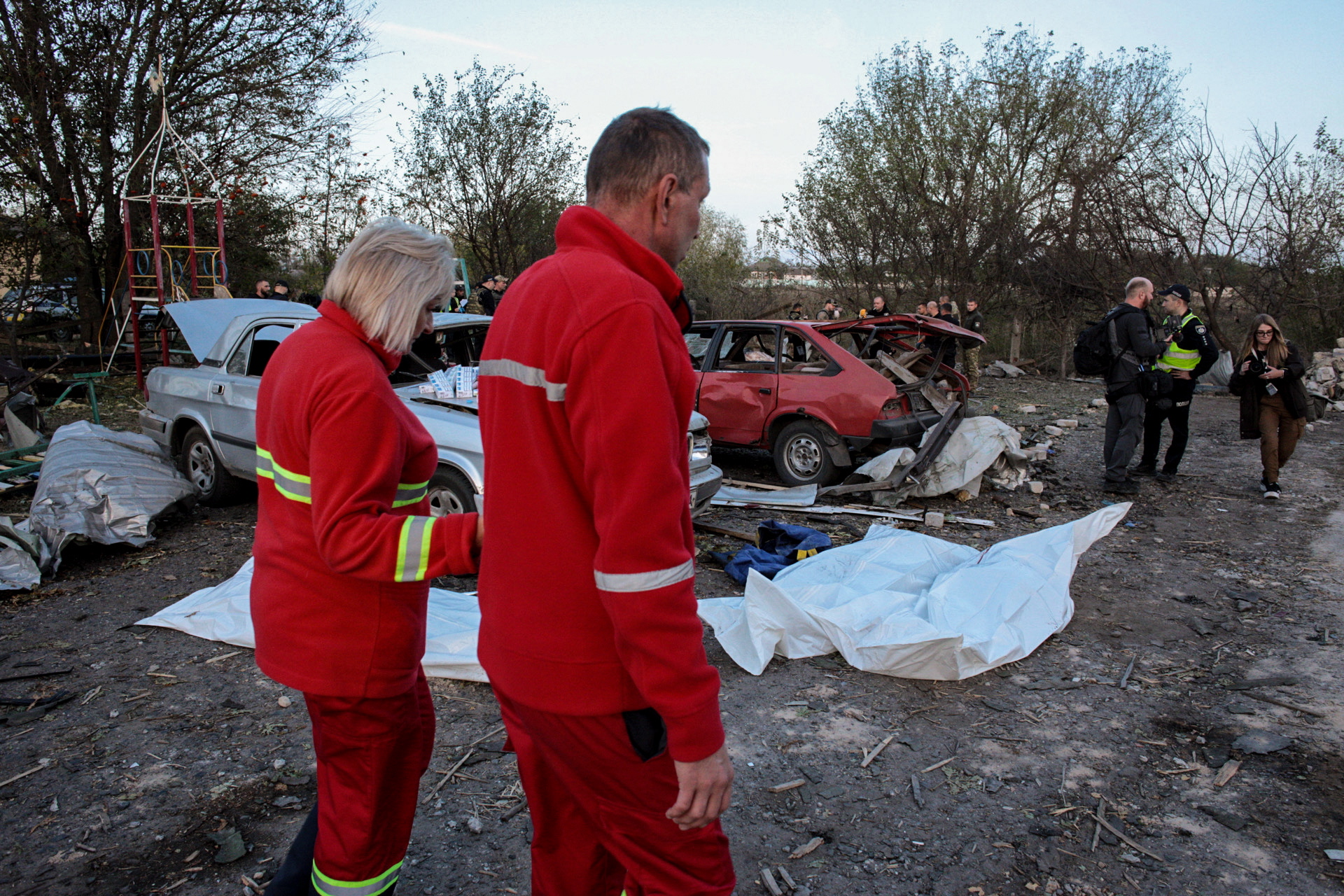 Los servicios de emergencia trabajan en el lugar del ataque militar en la región oriental ucraniana de Járkov.