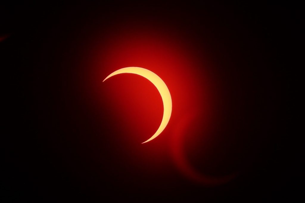 Fotografía tomada con un filtro que muestra el eclipse solar anular hoy, desde el observatorio astronómico de la Universidad autónoma de Honduras, en Tegucigalpa (Honduras). EFE/ Gustavo Amador
