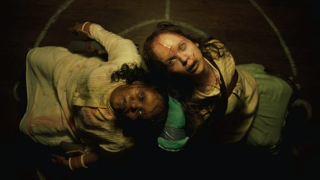 Fotografía cedida por Universal Pictures que muestra a las actrices Lidya Jewett (i), como Angela Fielding (i), y Olivia Marcum (d), como Katherine, durante una escena de la película The Exorcist: Believer. EFE/ Universal Pictures