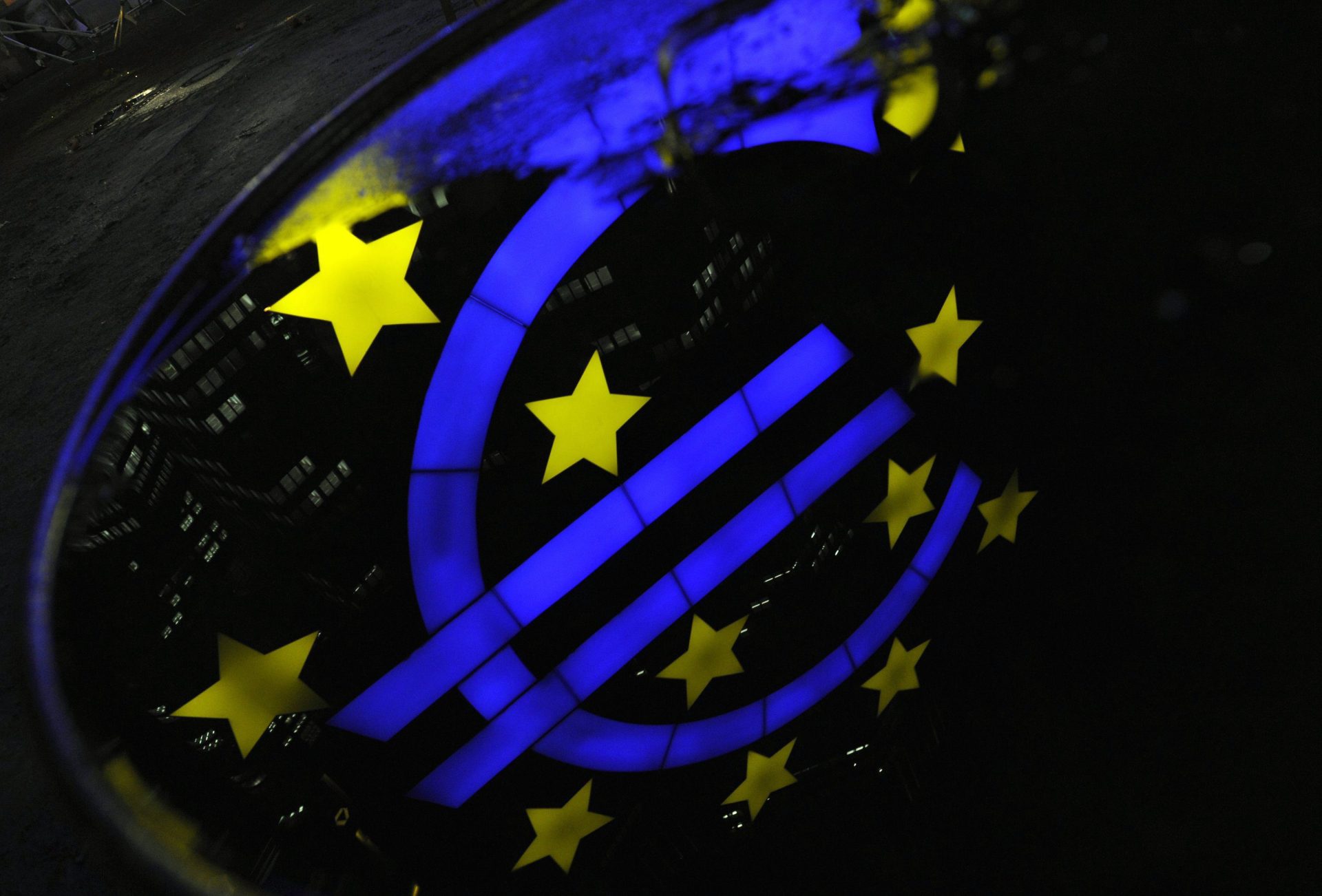 Una escultura iluminada del Euro.