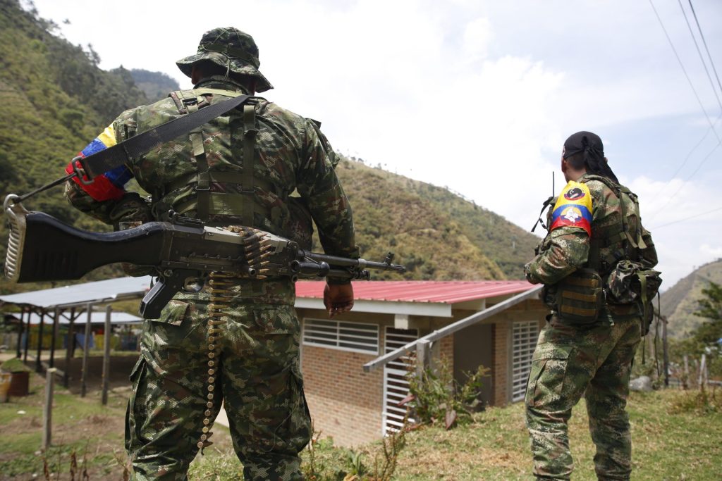 Guerrilleros de las disidencias de las FARC hacen presencia en Tacueyó, zona del Cauca (Colombia), el 26 de septiembre de 2023. EFE/ Ernesto Guzmán