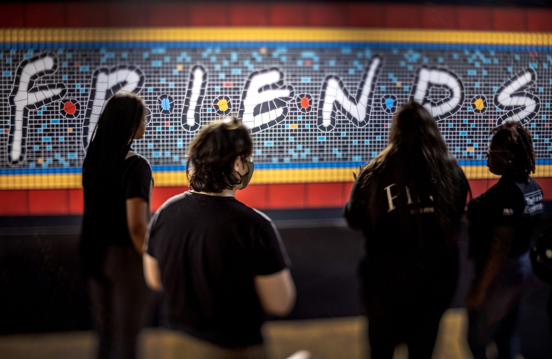 Vista de personas que visitan la muestra "The Friends Experience", el 24 de octubre de 2023, en Miami. EFE/ Cristóbal Herrera