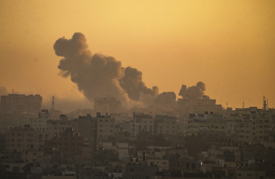 El humo se eleva tras los ataques aéreos israelíes en el norte de la Franja de Gaza