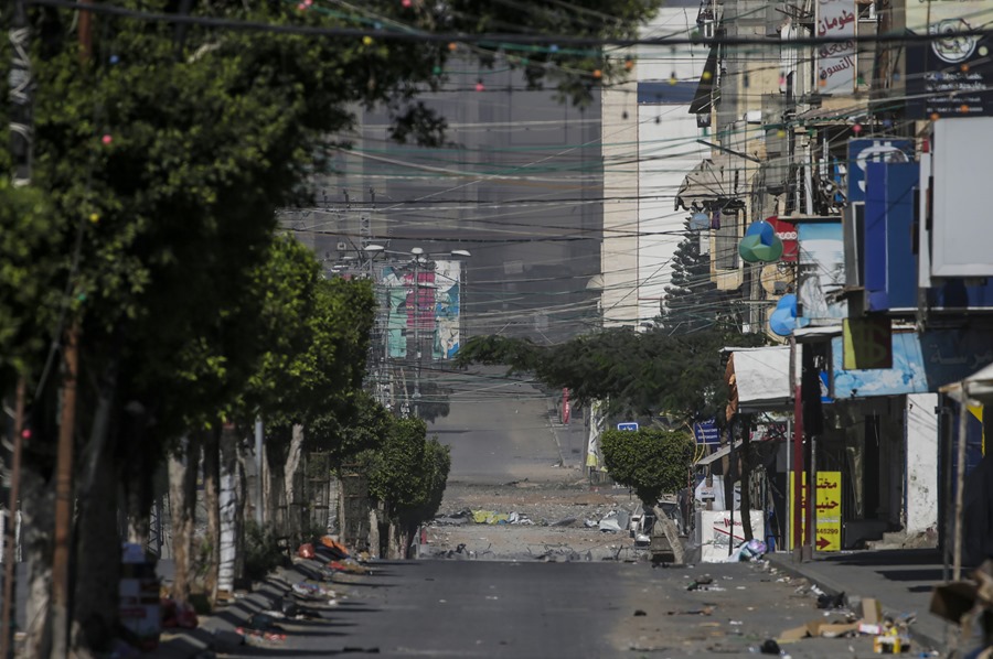 Una calle vacía tras un ataque aéreo israelí en la ciudad de Gaza