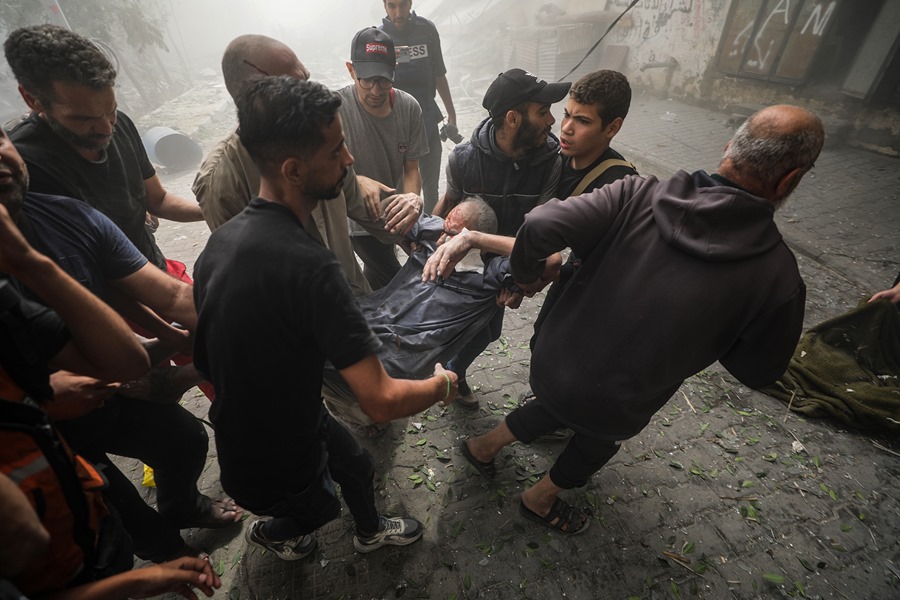 Un grupo de palestinos trasladan a un hombre herido tras los ataques aéreos israelíes en la ciudad de Gaza