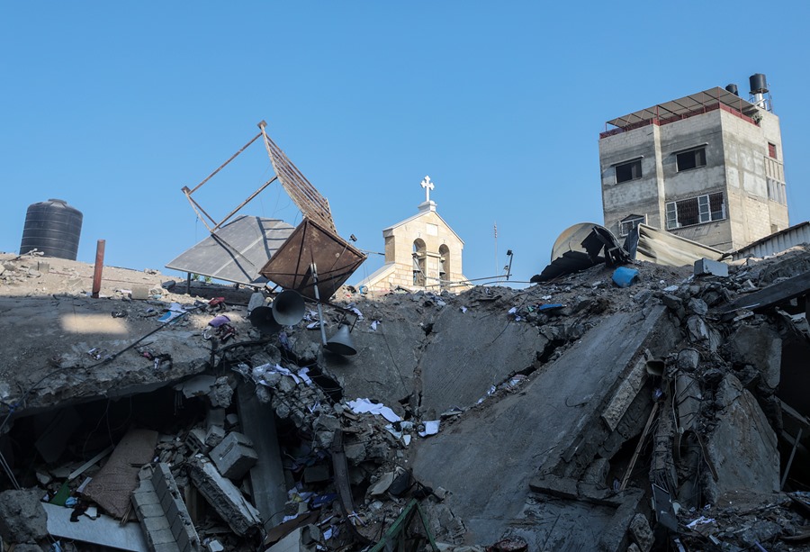 La iglesia ortodoxa griega de San Porfirio, dañada tras un ataque aéreo nocturno en Gaza