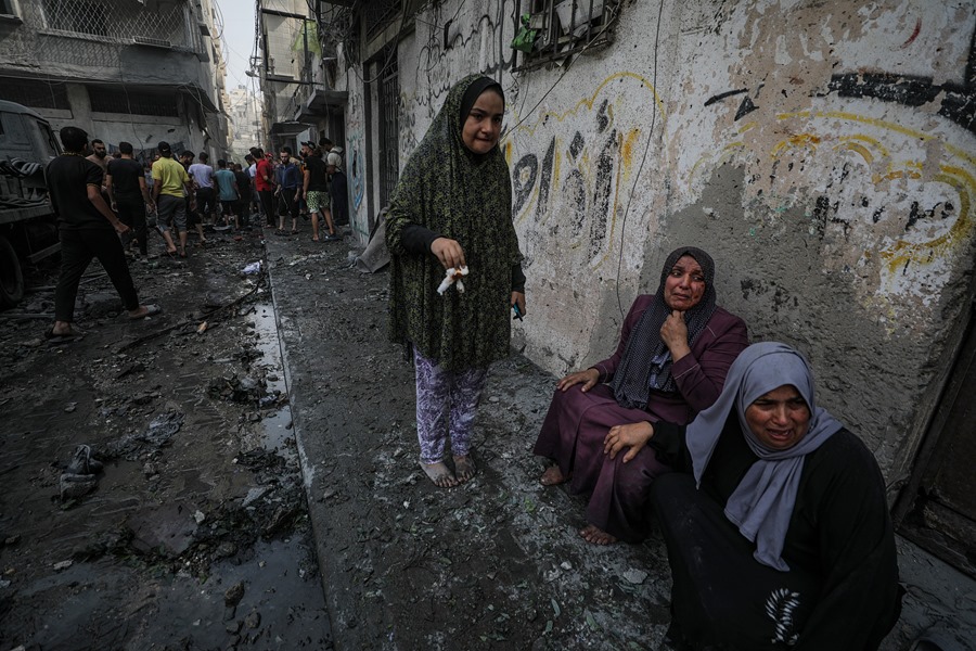 Mujeres palestinas lloran tras los ataques aéreos israelíes en la ciudad de Gaza