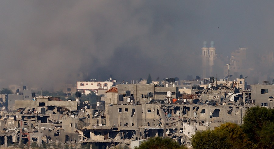 Columnas de humo sobre el norte de la Franja de Gaza tras un ataque aéreo israelí