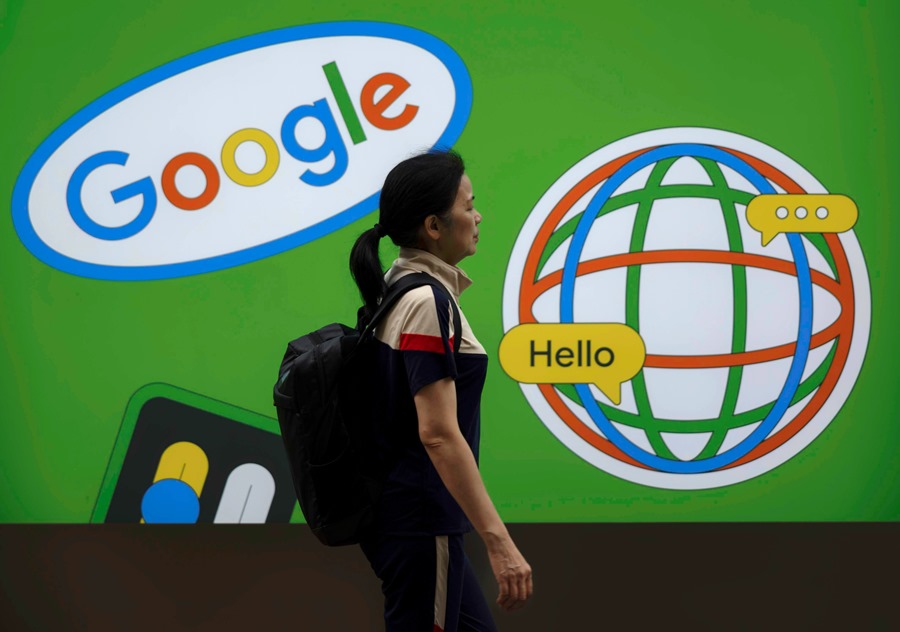 Una donna passa davanti a un annuncio Google a Shanghai