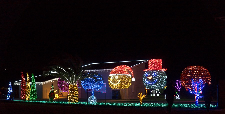Casa de Parbayón iluminada por Navidad.