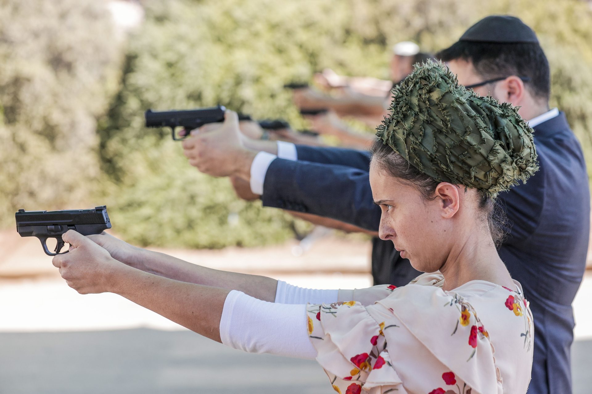 Una mujer practica en la zona de tiro de Caliber 3, una academia antiterrorista que da entrenamiento tanto a fuerzas de seguridad como a civiles, durante el curso básico que recibe para el manejo del arma que acaba de adquirir.
