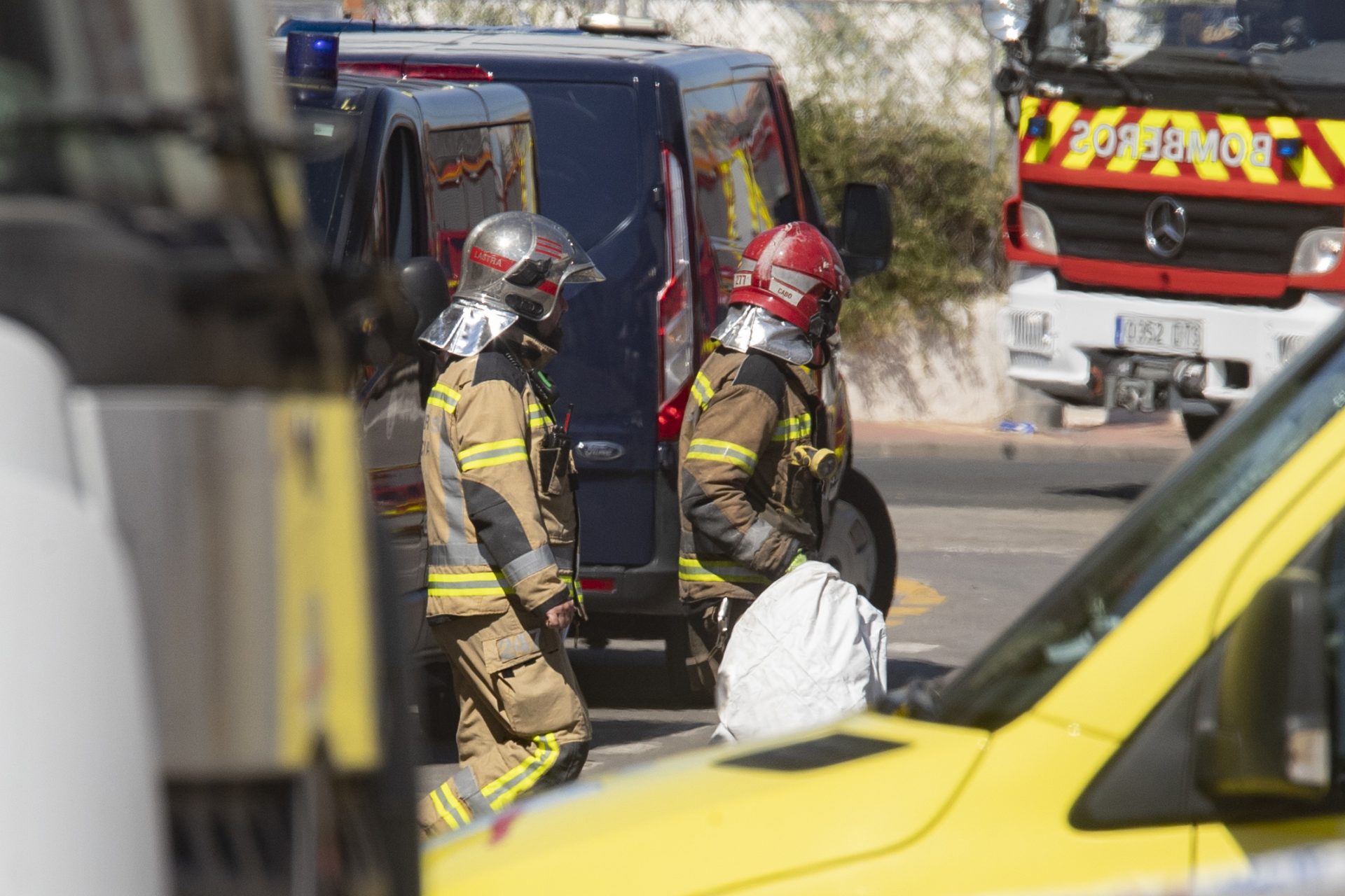 Bomberos trabajan en la extinción de las llamas del incendio en Murcia.