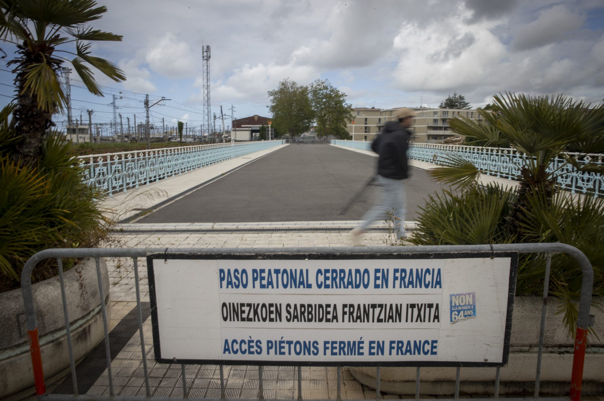 Vista de archivo del puente Avenida, un paso peatonal entre Francia y España en Irun (Gipuzkoa), mientras permanecía cerrado. EFE/Javier Etxezarreta