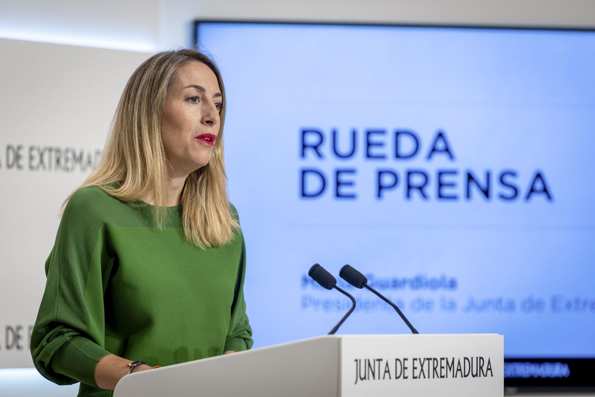 La presidenta de la Junta de Extremadura, María Guardiola, durante una rueda de prensa