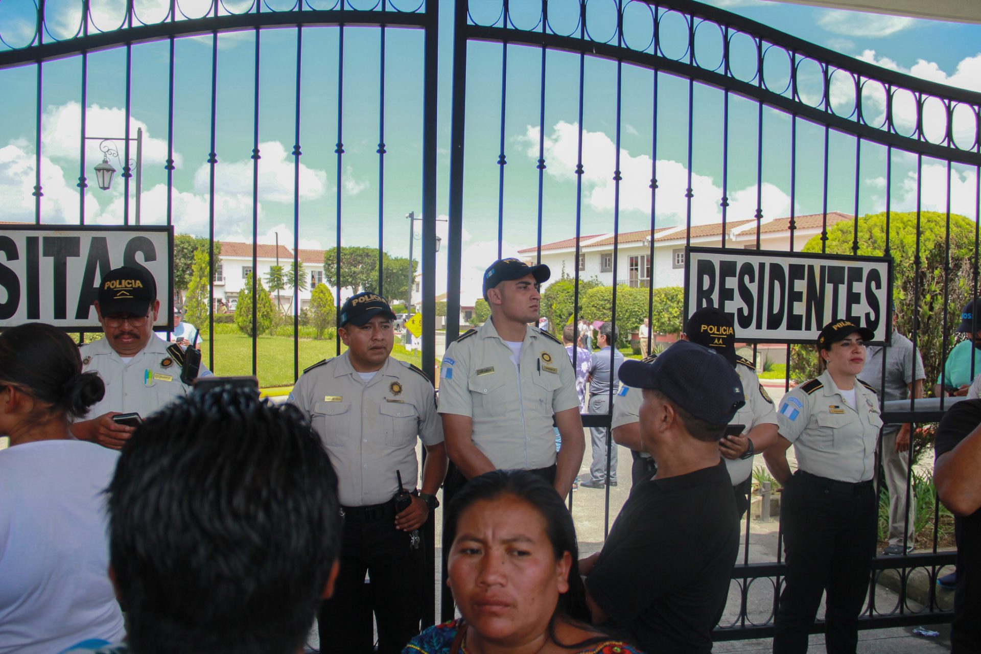 Policías vigilan hoy mientras ciudadanos se manifiestan frente a la residencia de la fiscal general Consuelo Porras para exigir su dimisión por sus acciones antidemocráticas, en Ciudad de Guatemala (Guatemala). EFE/Álex Meoñ