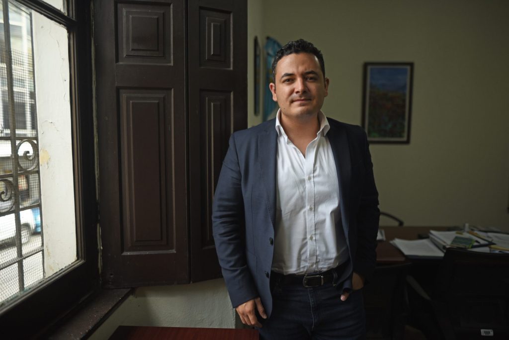 El diputado Samuel Pérez, del partido Movimiento Semilla, durante una entrevista con EFE, el 25 de octubre de 2023, en la Ciudad de Guatemala (Guatemala). EFE/ Edwin Bercián