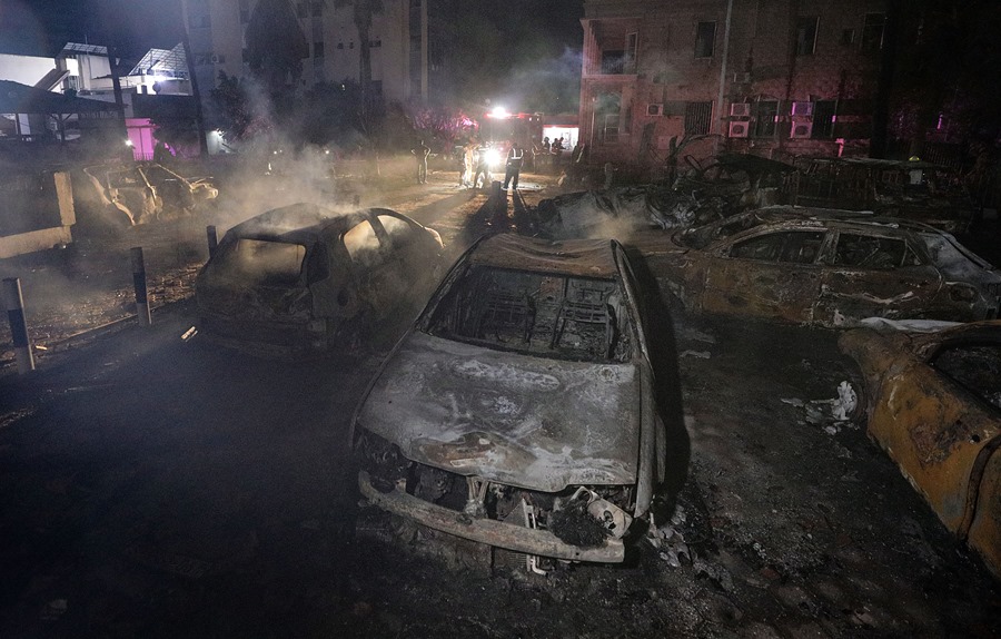 Vehículos destruidos en el hospital Al Ahli de Gaza tras un ataque aéreo