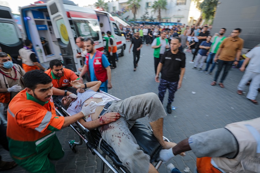 Sanitarios trasladan a un herido en el ataque al hospital Al Shifa de Gaza