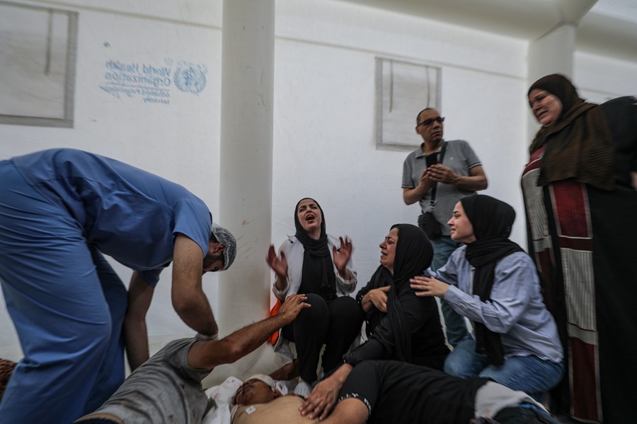  Familiares lloran a una de las víctimas del ataque a un hospital en Gaza