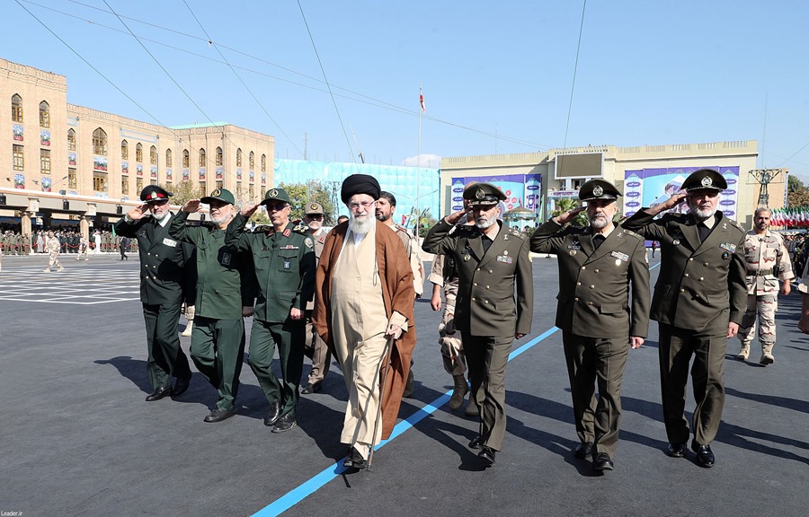 Imagen proporcionada por la oficina del líder supremo iraní el ayatolá Ali Jamenei (c), durante su visita a una academia militar en Teherán
