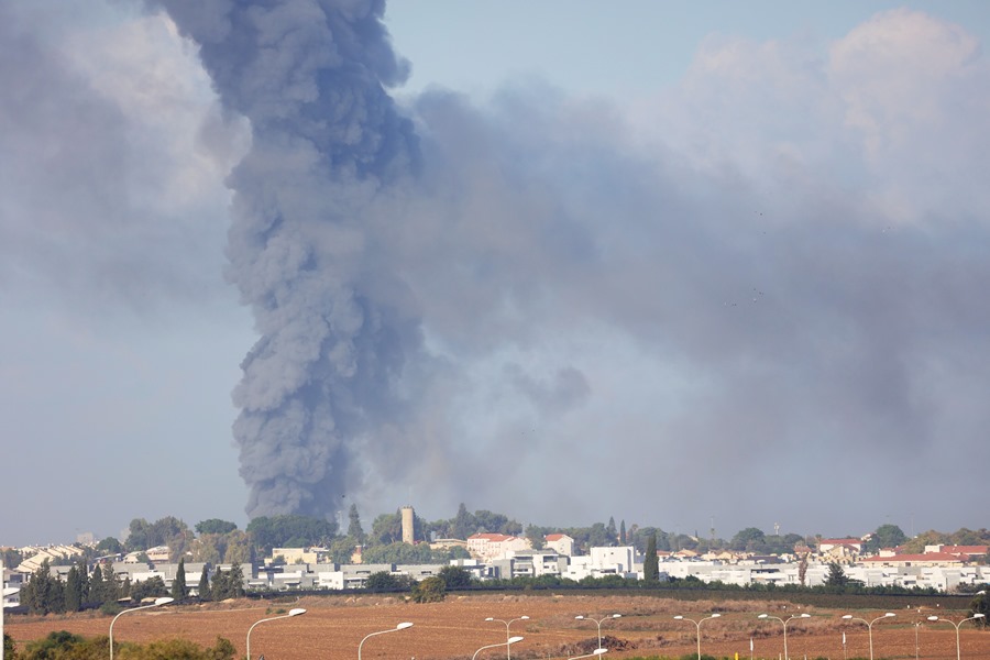 El humo se eleva después de un impacto directo en la ciudad israelí de Gedera tras el lanzamiento de cohetes desde Gaza.