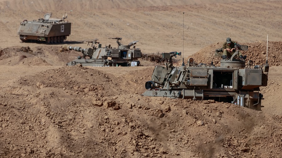 Soldados israelíes se preparan para el escenario de maniobras terrestres en un lugar no revelado cerca de la frontera con Gaza