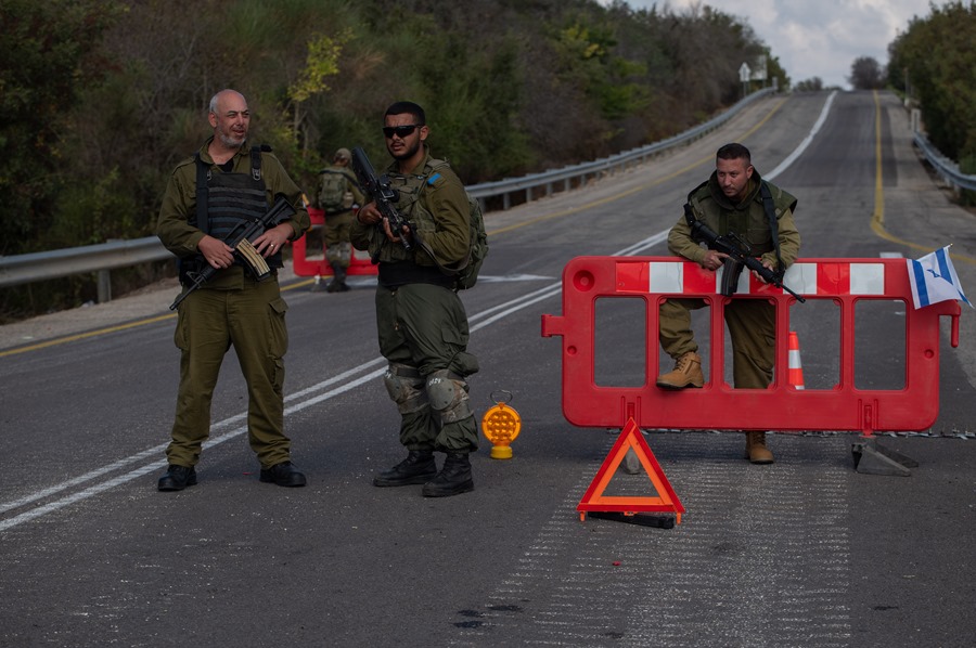 Soldados israelíes bloqueando la carretera que conduce a la frontera entre Israel y el Líbano