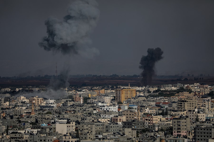 El humo se eleva después de un ataque aéreo israelí en la ciudad de Gaza