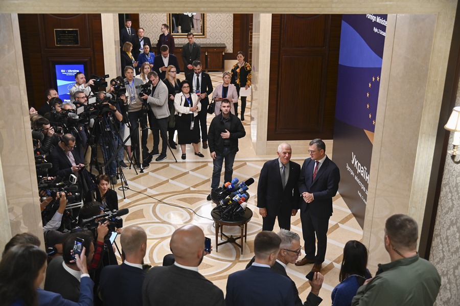 El jefe de la diplomacia ucraniana, Dmitro Kuleba (d) y al Alto Representante de la UE para Asuntos Exteriores y Política de Seguridad, Josep Borrell (2-d) en un encuentro previo a la reunión informal de Ministros de Asuntos Exteriores UE-Ucrania en Kiev