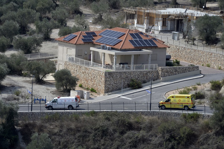 Imagen tomada desde Kafarkila, en el sur del Líbano, de varias ambulancias en una carretera de la localidad israelí de Metula. 
