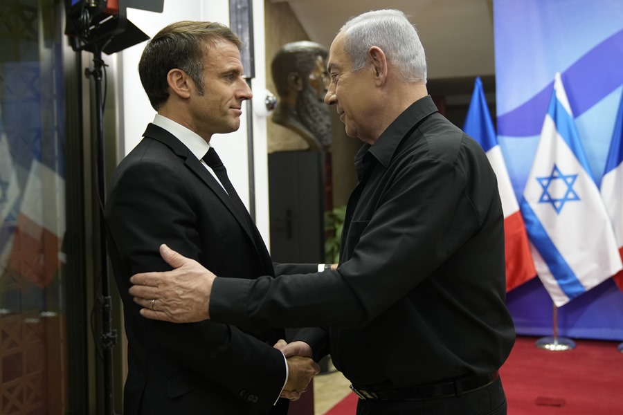 El primer ministro israelí, Benjamin Netanyahu (d) con el presidente francés, Emmanuel Macron