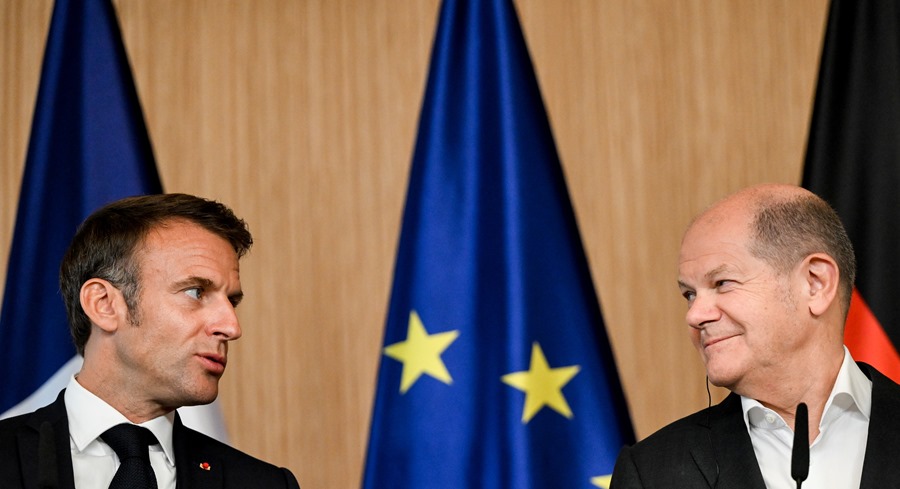 El presidente francés, Emmanuel Macron (i ) y el canciller alemán Olaf Sholz (d) en una conferencia de prensa
