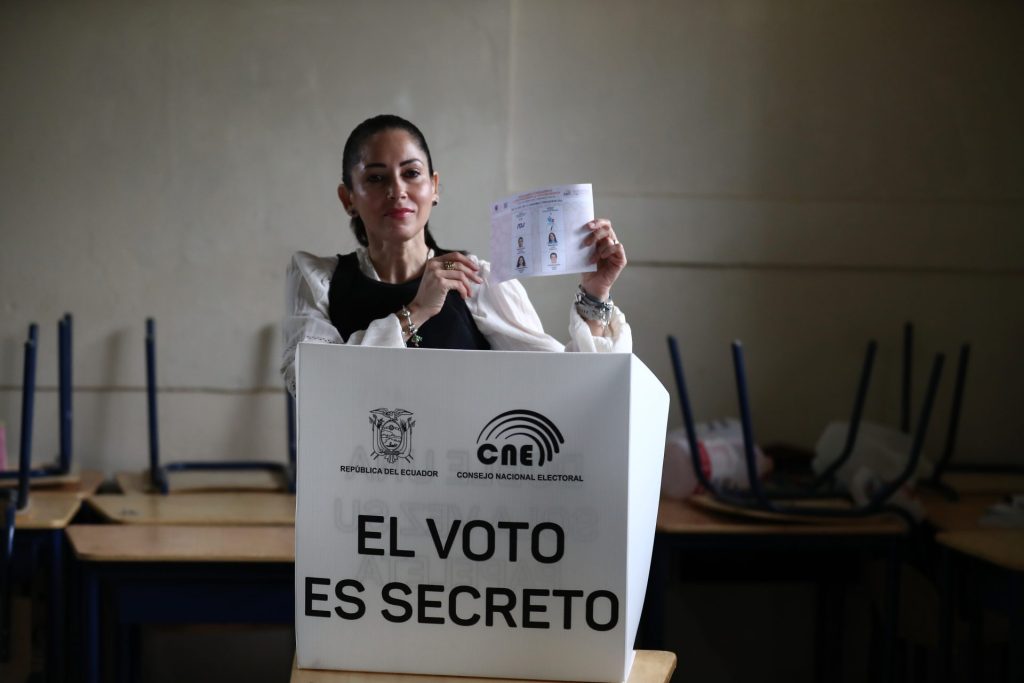 La candidata presidencial Luisa González vota en un colegio electoral hoy, en Canuto, provincia de Manabí (Ecuador). EFE/ José Jácome