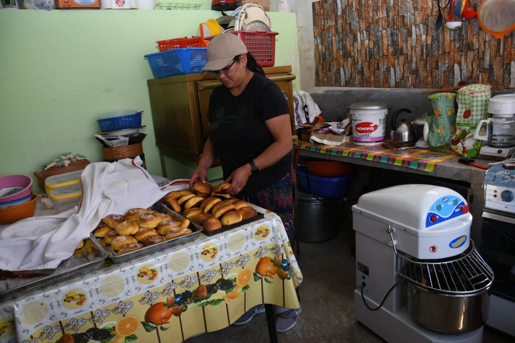 La boliviana Flora Silva, directora de la Asociación "Nayrar Sarapxañani" (Vamos adelante en aymara), elabora panes, el 04 de octubre de 2023, en Mocomoco (Bolivia). 
