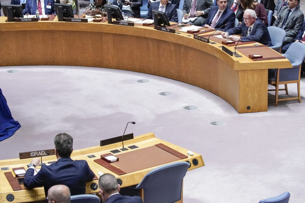 El ministro de Exteriores de Palestina, Riad al Maliki (arriba), habla ante el Consejo de Seguridad de la ONU, frente al ministro de Exteriores de Israel, Eli Cohen (abajo), este 24 de octubre de 2023, en Nueva York. EFE/ Eduardo Muñoz