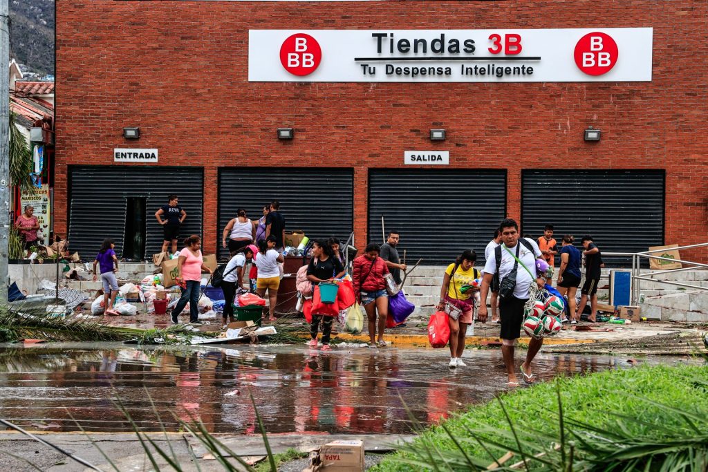 Al menos 27 muertos por el azote del huracán Otis en México