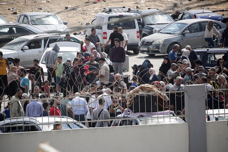 Palestinos con doble nacionalidad esperan para cruzar a Egipto en el sur de Gaza