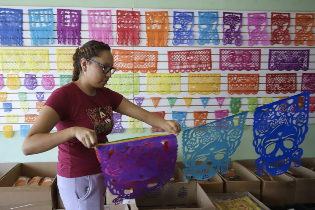 Productores elaboran papel picado, el 30 de octubre de 2023, en el municipio de Huixcolotla en el estado de Puebla (México). EFE/ Hilda Ríos