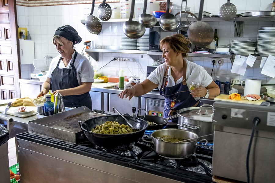 Dos mujeres trabajan en la cocina de un restaurante de Toledo. 