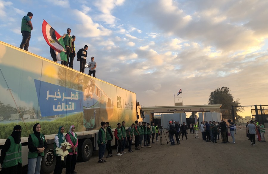 Un camión de un convoy de ayuda humanitaria para la Franja de Gaza espera frente al paso fronterizo de Rafah, en Egipto
