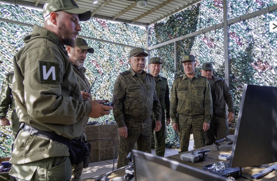 El Ministerio de Defensa ruso de su titular, Sergei Shoigu (c) en una reunión sobre la organización del adiestramiento del personal militar y los voluntarios en el campo de entrenamiento del Distrito Militar del Sur en la región de Rostov, Rusia