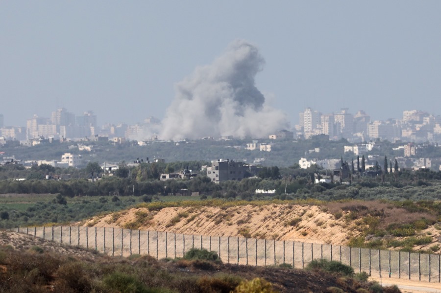 Vista desde la ciudad israelí de Sderot de un ataque aéreo sobre el norte de la Franja de Gaza