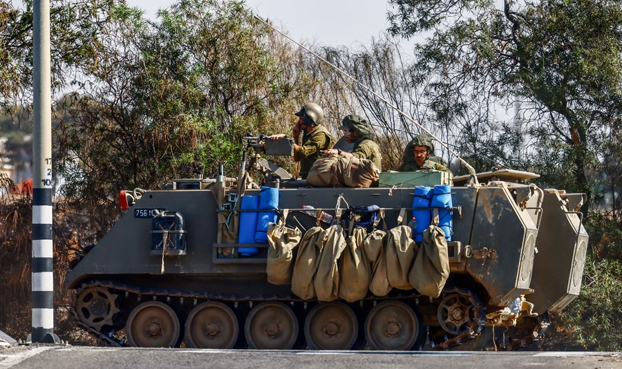 Soldados israelíes a bordo de un vehículo blindado de transporte de personal (APC) cerca de la frontera con la Franja de Gaza, sur de Israel