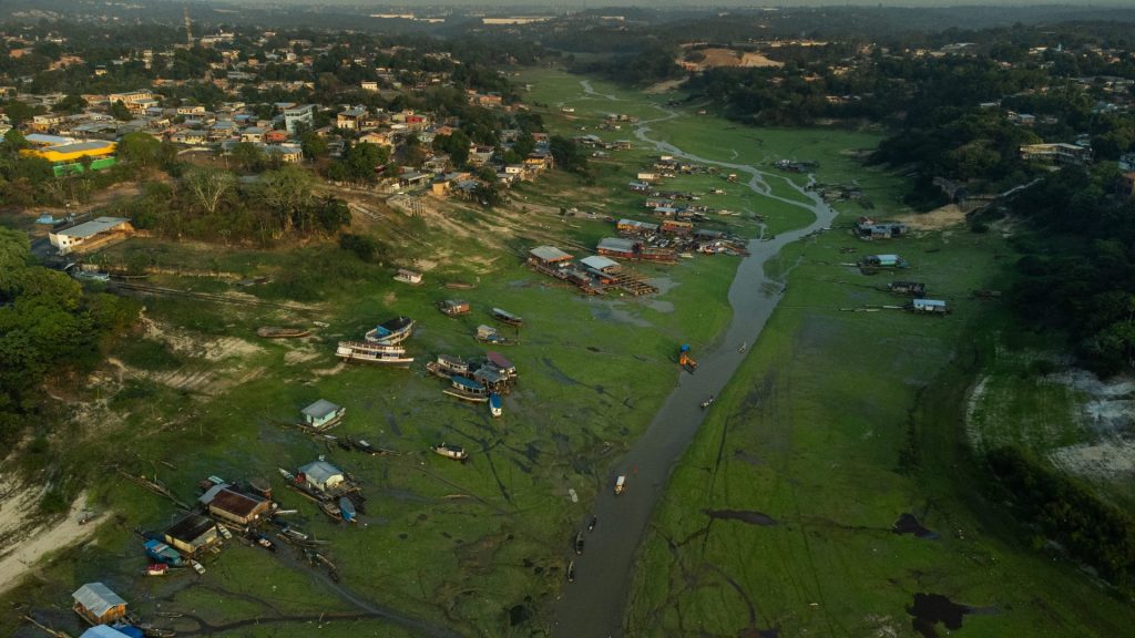 Fotografía aérea que muestra el lecho del lago Aleixo, adyacente del río Amazonas, el 30 de septiembre de 2023, en Manaos, Amazonas (Brasil). EFE/ Raphael Alves
