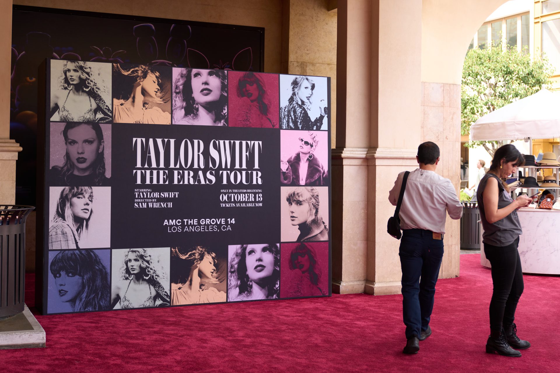 Vista de un cartel que anuncia el estreno de la película "Taylor Swift: The Eras Tour", el 13 de octubre de 2023, en Los Ángeles (EE.UU.). EFE/ Allison Dinner