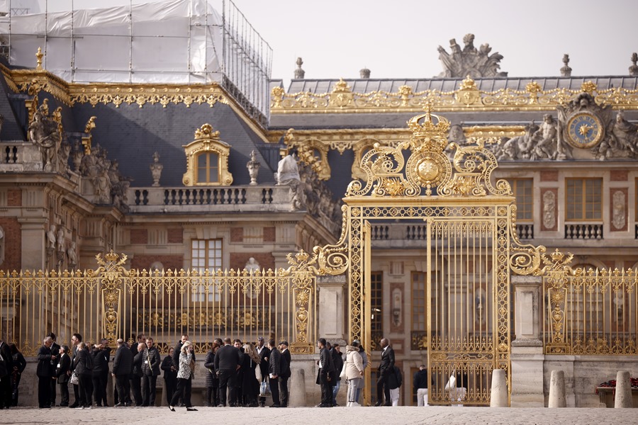 Varias personas hacen cola para entrar al Palacio de Versalles